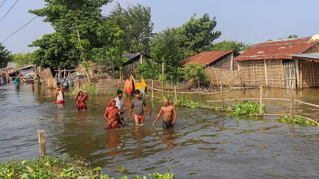 बिहार में बाढ़ का कहर, गंडक का एक और तटबंध टूटा, सारण के नए इलाकों में घुसा पानी, NDRF-SDRF की 19 टीम तैनात