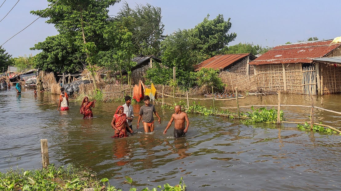 बिहार में बाढ़ का कहर, गंडक का एक और तटबंध टूटा, सारण के नए इलाकों में घुसा पानी, NDRF-SDRF की 19 टीम तैनात