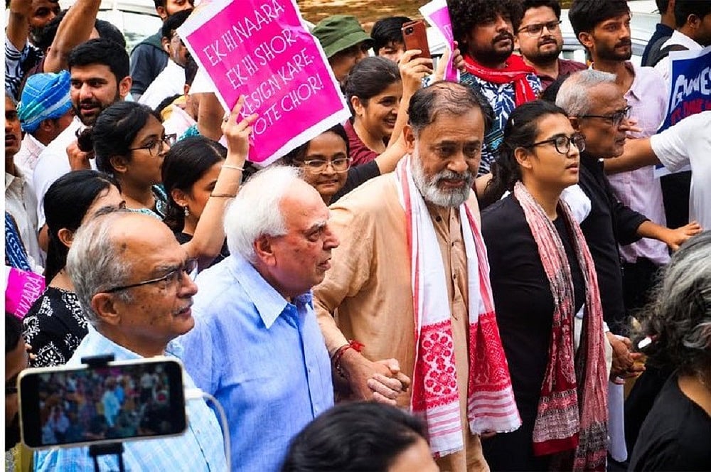 ज्ञानेश कुमार के खिलाफ फिर जंतर-मंतर पर जुटे लोग, वकीलों और छात्रों ने मांगा इस्तीफा, पुलिस ने हिरासत में लिया