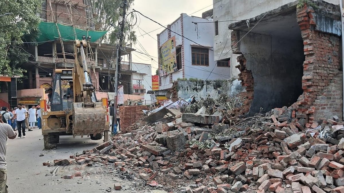 अयोध्या में अब 'अपनों' पर ही चल रहा है बुलडोजर