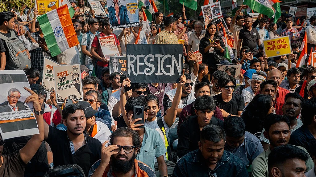 आकार पटेल / ज्ञानेश कुमार पर मोदी सरकार की हठधर्मी और गांधी जी के चंपारण सत्याग्रह की याद