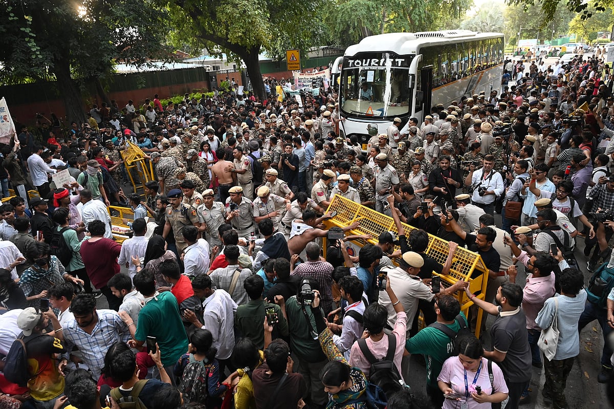 जंतर-मंतर प्रदर्शन: नेहा बोरा को पुलिस ने प्राइवेट गाड़ी में उठाया, नरेला थाने में किया रिहा, फोन-बैग गायब होने का दावा