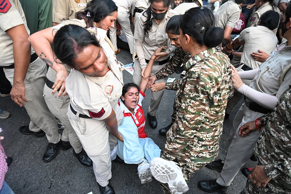 जंतर-मंतर प्रदर्शन: नेहा बोरा को पुलिस ने प्राइवेट गाड़ी में उठाया, नरेला थाने में किया रिहा, फोन-बैग गायब होने का दावा