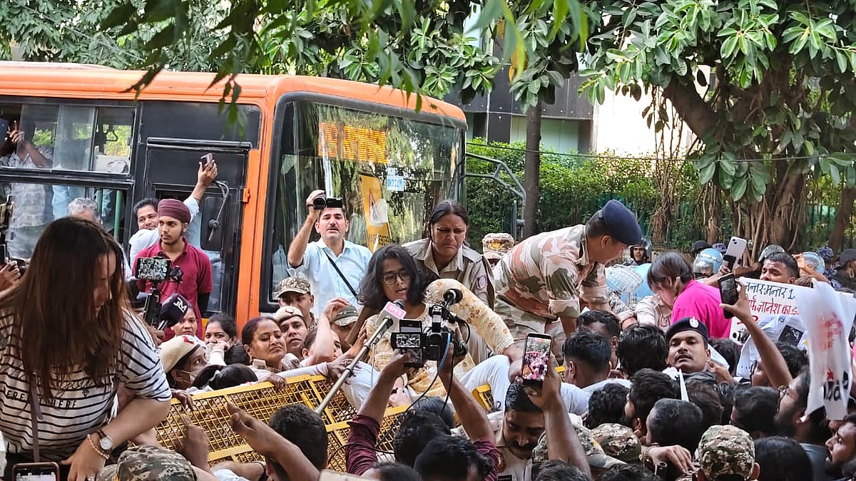 जंतर-मंतर प्रदर्शन: नेहा बोरा को पुलिस ने प्राइवेट गाड़ी में उठाया, नरेला थाने में किया रिहा, फोन-बैग गायब होने का दावा