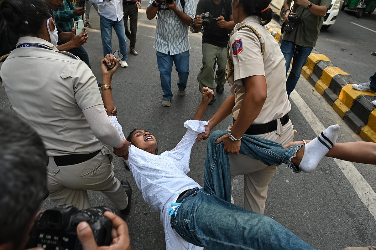 जंतर-मंतर प्रदर्शन: नेहा बोरा को पुलिस ने प्राइवेट गाड़ी में उठाया, नरेला थाने में किया रिहा, फोन-बैग गायब होने का दावा