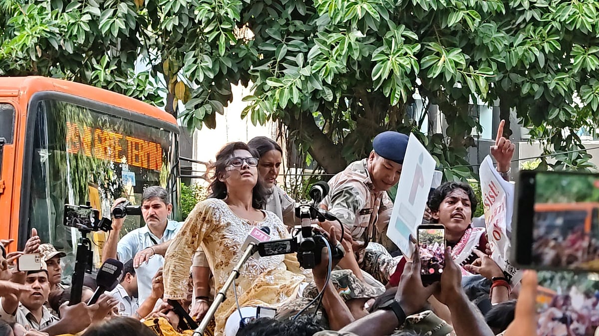 जंतर-मंतर प्रदर्शन: नेहा बोरा को पुलिस ने प्राइवेट गाड़ी में उठाया, नरेला थाने में किया रिहा, फोन-बैग गायब होने का दावा