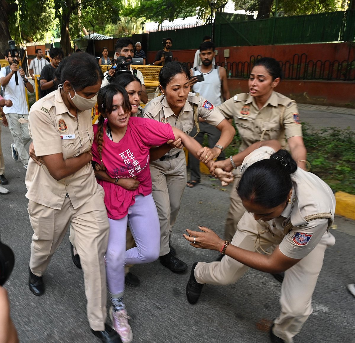 जंतर-मंतर प्रदर्शन: नेहा बोरा को पुलिस ने प्राइवेट गाड़ी में उठाया, नरेला थाने में किया रिहा, फोन-बैग गायब होने का दावा