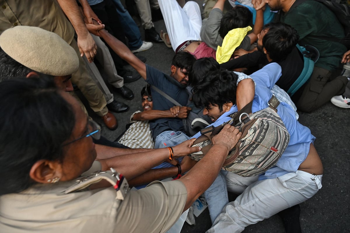 जंतर-मंतर प्रदर्शन: नेहा बोरा को पुलिस ने प्राइवेट गाड़ी में उठाया, नरेला थाने में किया रिहा, फोन-बैग गायब होने का दावा