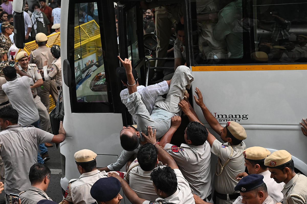 जंतर-मंतर प्रदर्शन: नेहा बोरा को पुलिस ने प्राइवेट गाड़ी में उठाया, नरेला थाने में किया रिहा, फोन-बैग गायब होने का दावा