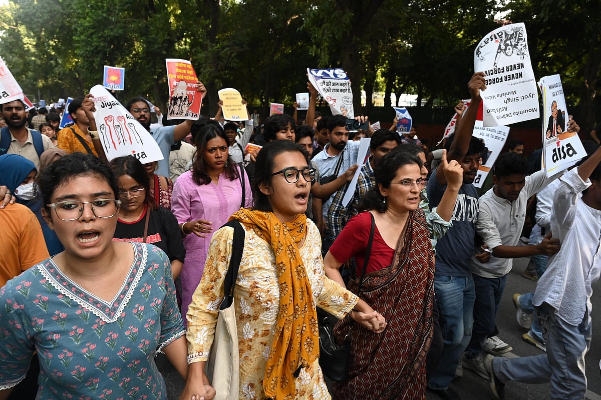 जंतर-मंतर प्रदर्शन: नेहा बोरा को पुलिस ने प्राइवेट गाड़ी में उठाया, नरेला थाने में किया रिहा, फोन-बैग गायब होने का दावा