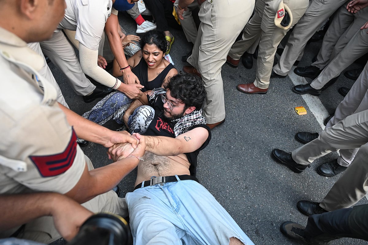 जंतर-मंतर प्रदर्शन: नेहा बोरा को पुलिस ने प्राइवेट गाड़ी में उठाया, नरेला थाने में किया रिहा, फोन-बैग गायब होने का दावा
