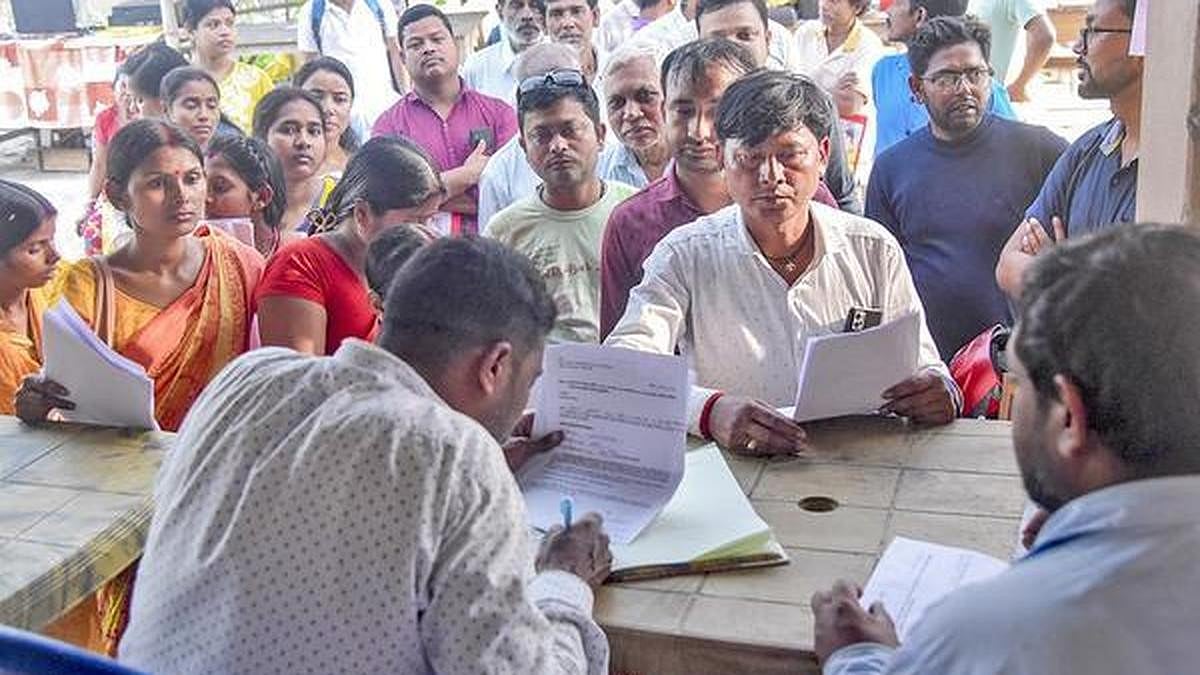 वोटर लिस्ट में नाम फिर से जुड़वाने के लिए बंगाल के कई इलाकों में लोग कतार लगा रहे हैं