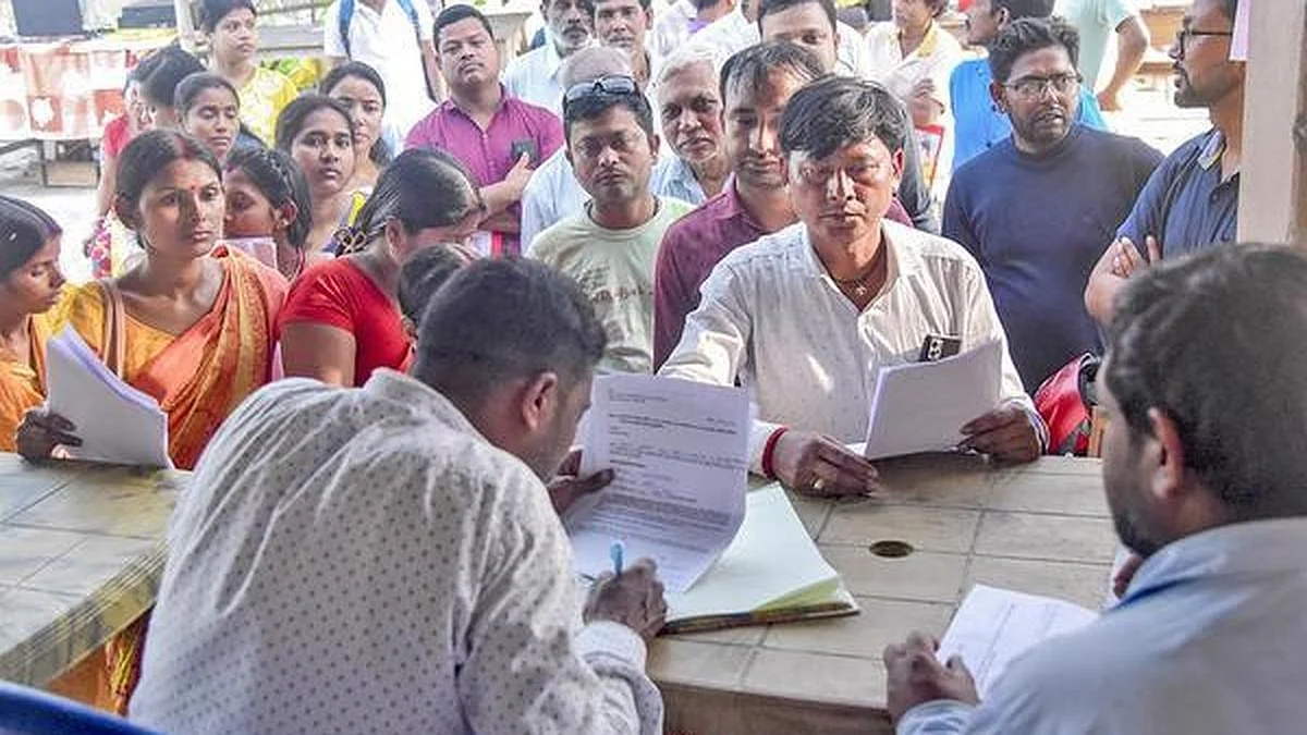 वोटर लिस्ट में नाम फिर से जुड़वाने के लिए बंगाल के कई इलाकों में लोग कतार लगा रहे हैं