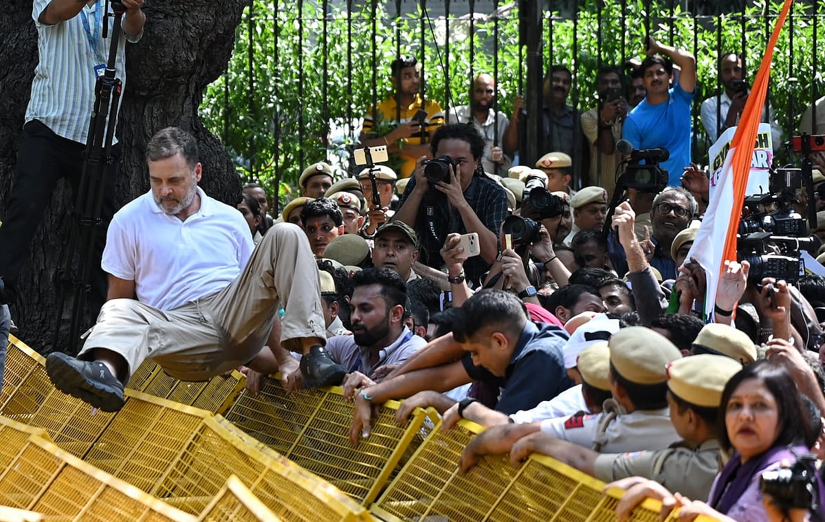 ईसीआई मुख्यालय की ओर बढ़ने की कोशिश करते समय राहुल गांधी को पुलिस के कई लेयर वाले बैरिकेड्स ने रोक दिया।