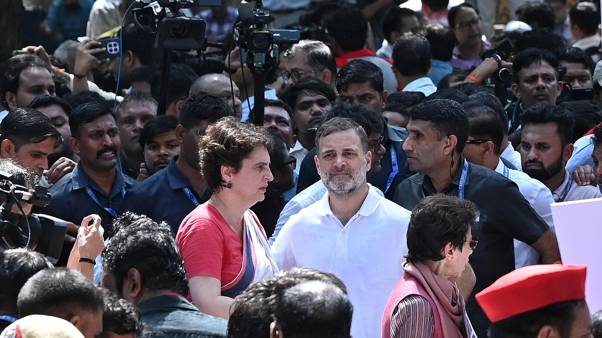 इंडिया गठबंधन का 'वोट चोरी' के खिलाफ हल्ला बोले: आकाशवाणी भवन में धरने पर बैठे राहुल-प्रियंका, हिरासत में लिए गए कई सांसद (फोटो: विपिन)