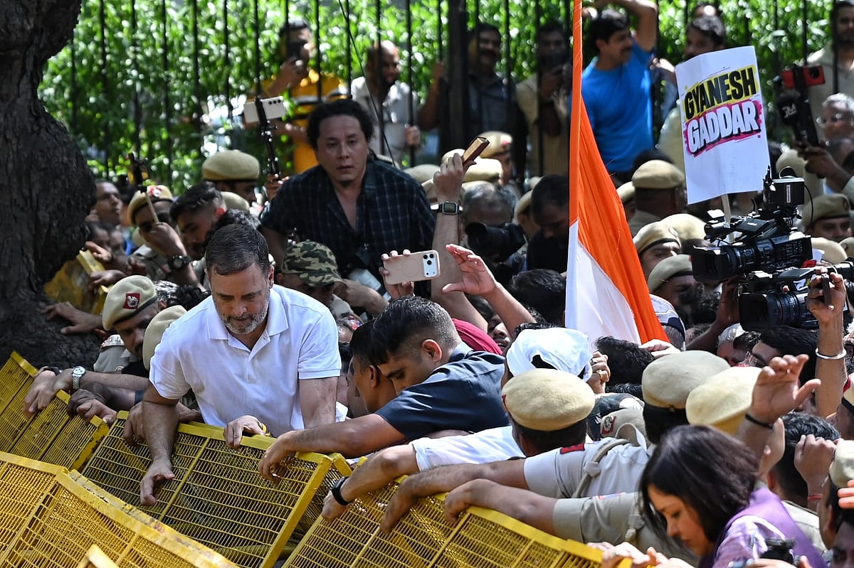 इसके बाद वे एक बैरिकेड पर चढ़ गए और एक बड़ा राष्ट्रीय ध्वज लहराया, जिससे वहां जमा इंडिया ब्लॉक के नेताओं और कार्यकर्ताओं ने उनके समर्थन में जोरदार नारे लगाए।