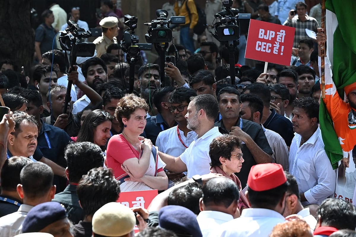 राहुल गांधी और प्रियंका गांधी ने कहा कि 300 सांसद ज्ञानेश कुमार से मिलना चाहते हैं और ज्ञानेश कुमार डरे हुए हैं। इसलिए, मुझे नहीं पता कि देश में क्या हो रहा है। अगर प्रतिनिधि चुनाव आयोग से नहीं मिल सकते, तो लोकतंत्र का क्या मतलब है?"