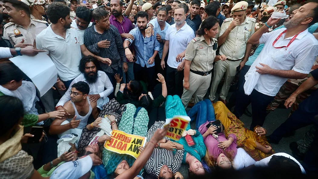 जंतर-मंतर जा रहे विपक्षी सांसदों को रोका गया, राहुल-प्रियंका समेत सभी को घसीटकर हिरासत में लिया गया