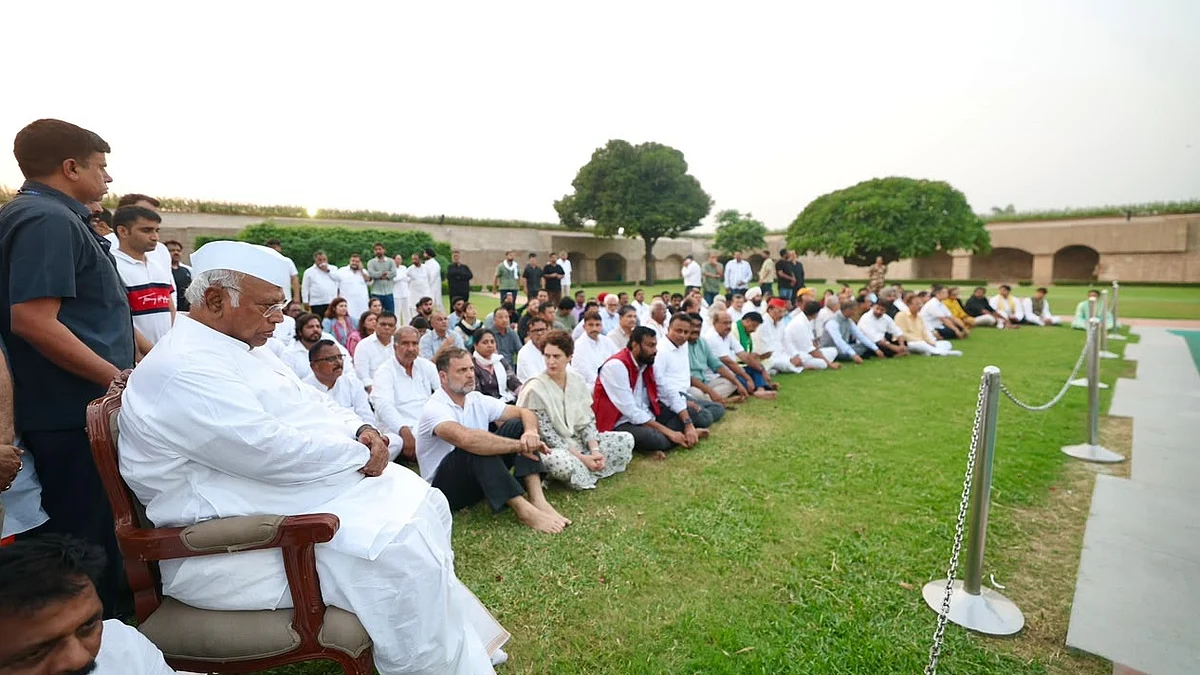 खड़गे और राहुल गांधी के साथ विपक्षी सांसदों ने राजघाट पर दी श्रद्धांजलि, बोले- 'वोट चोरी' करने वाले इस्तीफा दें