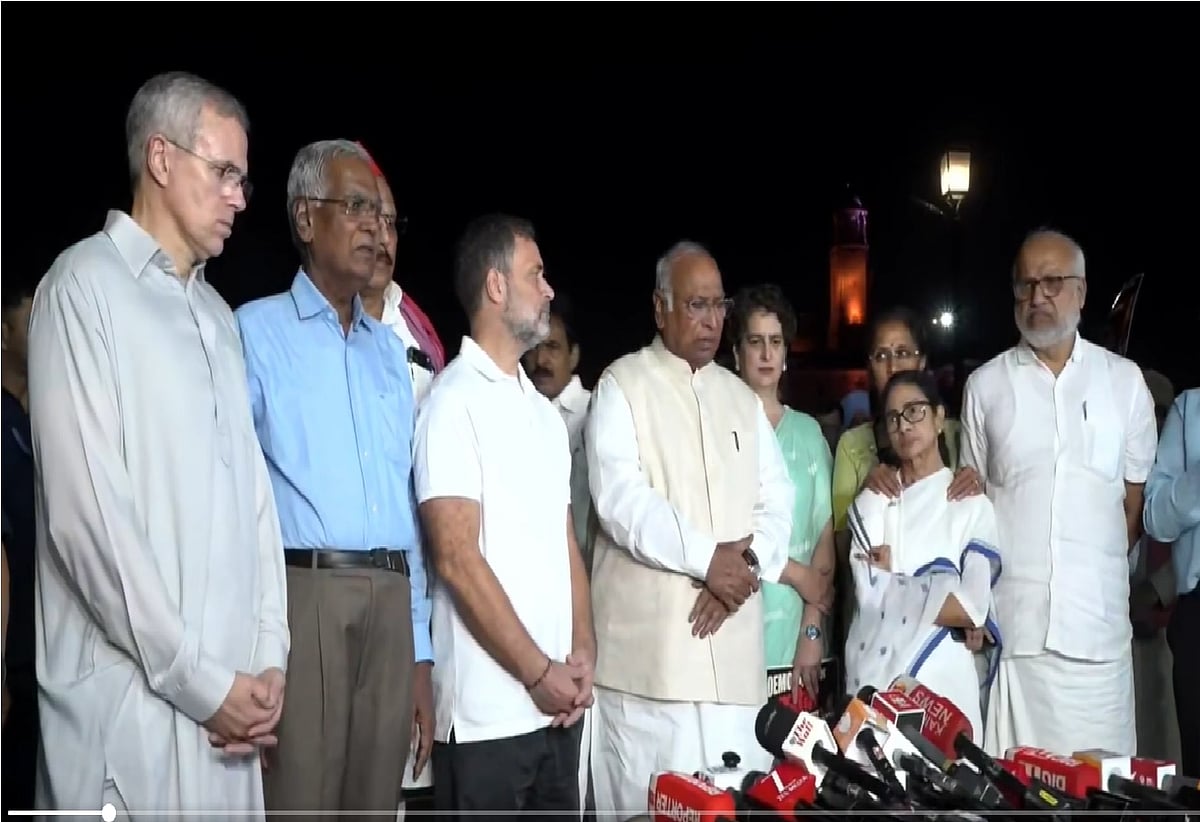 बड़ी खबर LIVE: इंडिया ब्लॉक नेताओं से मुलाकात में राष्ट्रपति ने मांगे वोट चोरी के सबूत, विपक्षी सांसदों ने सामने रखी ज्ञानेश कुमार की कारस्तानियां