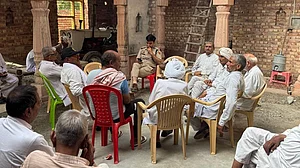 रोहतक: डिटेन करने पहुंचे पुलिसवालों को ही ग्रामीणों ने बना लिया बंधक, कहा- 166 के जवाब में हमने लगा दी धारा 333