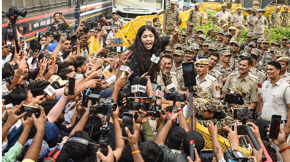 दिल्ली की किलेबंदी के बीच जंतर-मंतर पहुंचना हुआ मुश्किल, युवाओं-नेताओं ने सड़कों पर किया प्रदर्शन