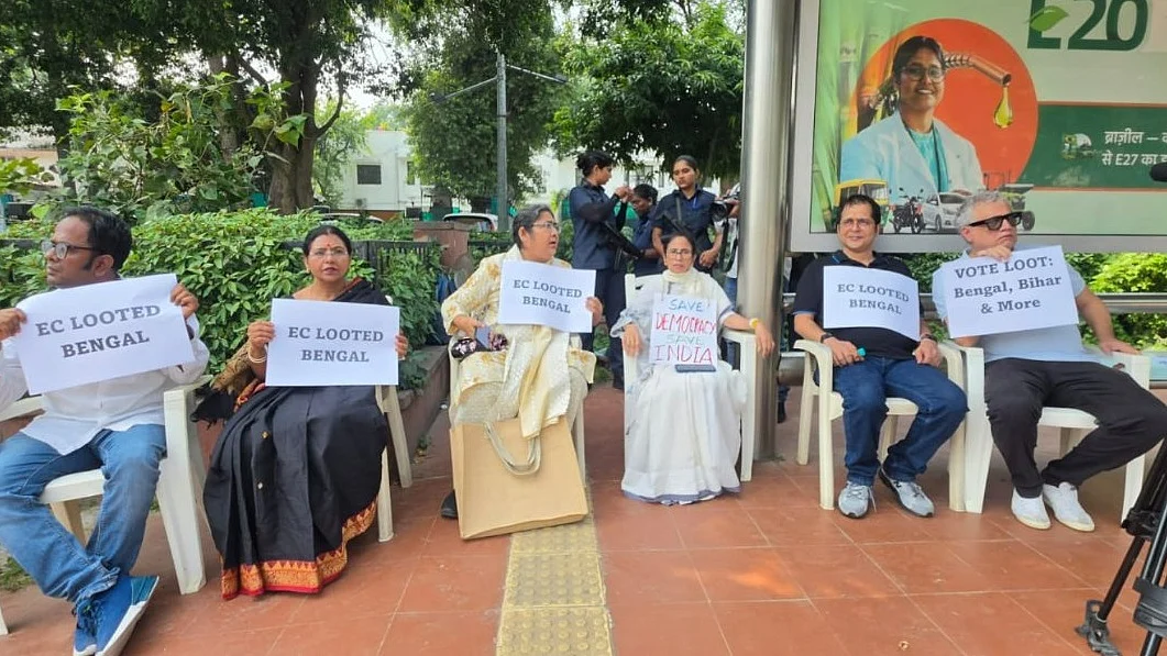 दिल्ली पुलिस ने ममता बनर्जी को हिरासत में लिया, मुंह पर बैंड-ऐड लगाकर कर रही थीं मौन प्रदर्शन