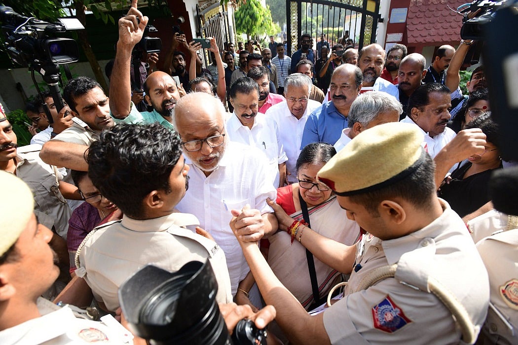 विजयन, माणिक सरकार, बेबी, वृंदा और नेहा समेत कई लेफ्ट नेता हिरासत में, SFI कार्यकर्ताओं का भूख हड़ताल का ऐलान