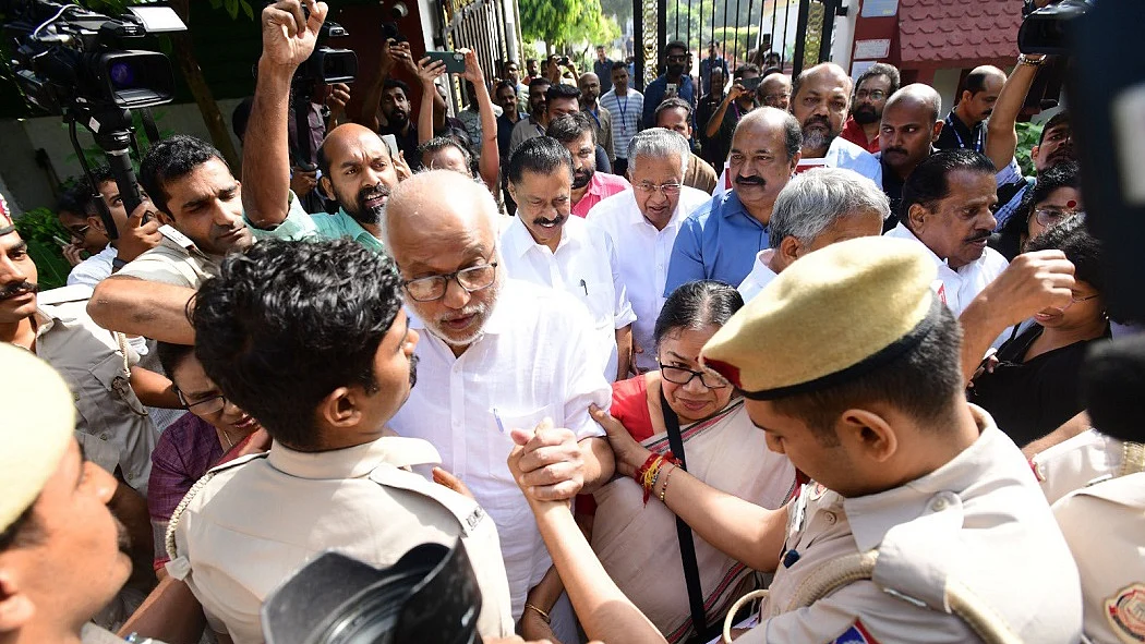 विजयन, माणिक सरकार, बेबी, वृंदा और नेहा समेत कई लेफ्ट नेता हिरासत में, SFI कार्यकर्ताओं का भूख हड़ताल का ऐलान