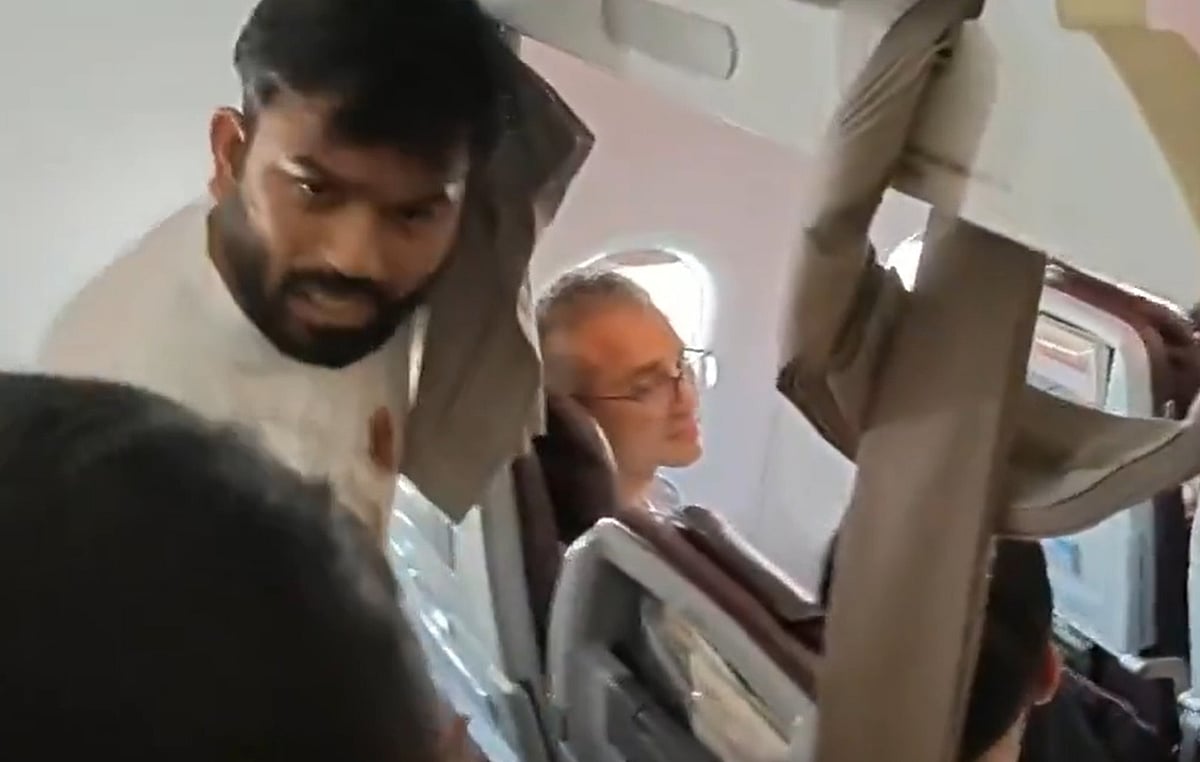 अभिजीत दिपके, रांका और सौरभ को हिरासत में लिया गया, लैंड होते ही फ्लाइट के अंदर घुसी दिल्ली पुलिस
