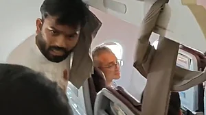 अभिजीत दिपके, रांका और सौरभ को हिरासत में लिया गया, लैंड होते ही फ्लाइट के अंदर घुसी दिल्ली पुलिस