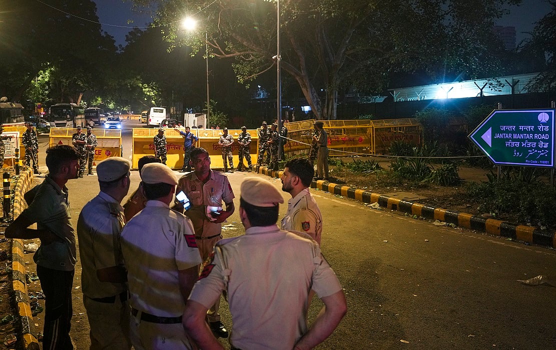 दिल्ली पुलिस रविवार को भी बंद रखेगी कई रास्ते, 30 मार्गों पर डायवर्जन की सूची जारी, निकलने से पहले देख लें