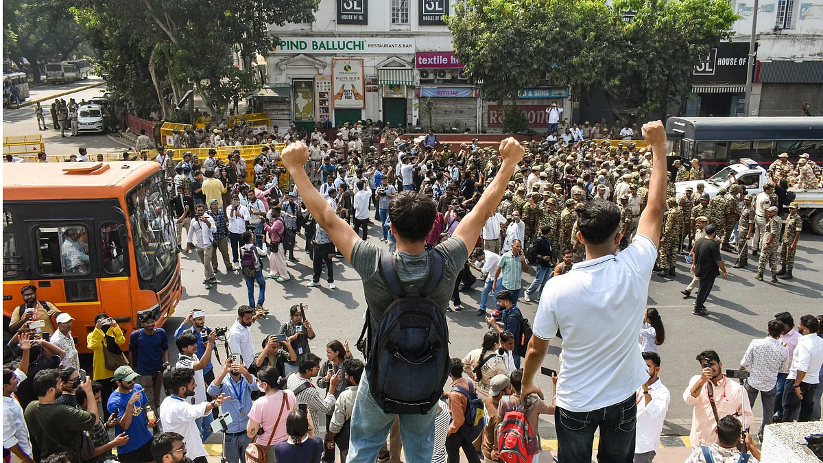 जुलाई के आंदोलन से सबक लेकर आए प्रदर्शनकारी, मास्क-चश्मे और पोस्टरों के साथ पहुंचे