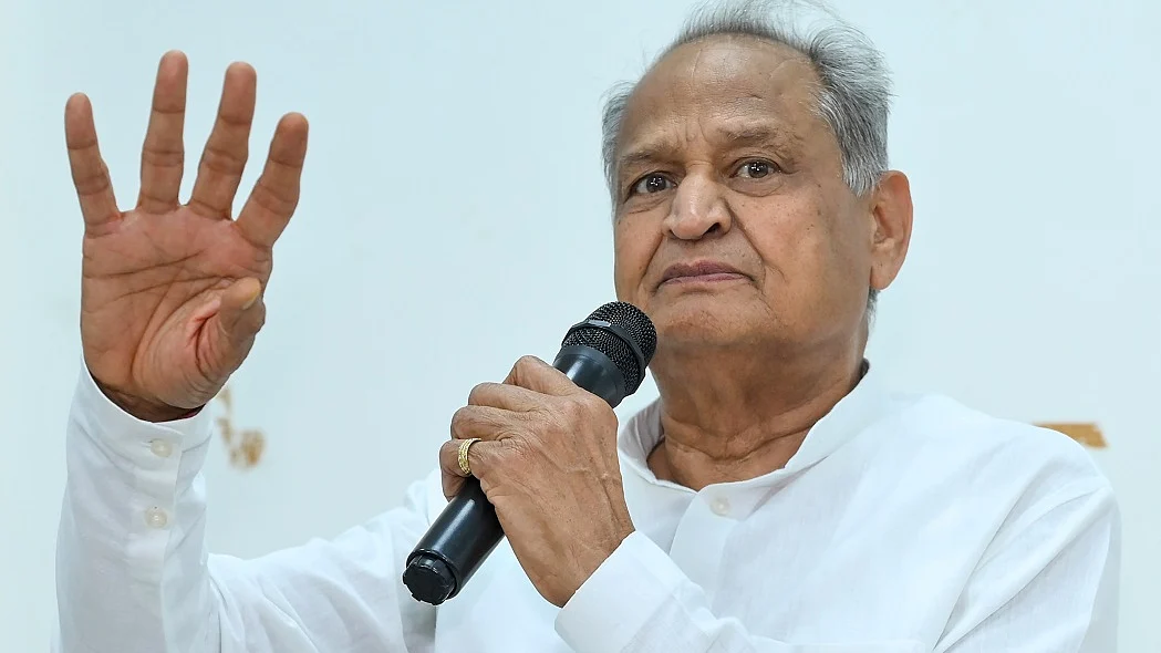देश में हालत गंभीर, सरकार ने खुद दिल्ली में मचाया आतंकः अशोक गहलोत