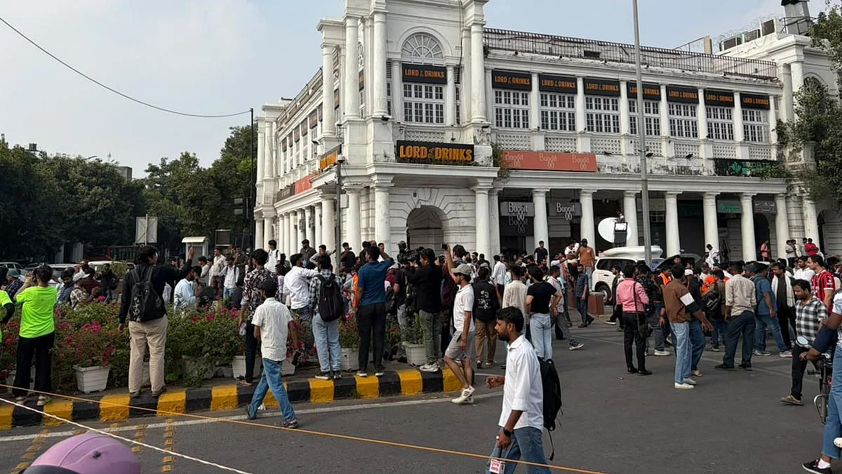 दिल्ली के कनॉट प्लेस में शनिवार को दक्षिणपंथी समूहों ने प्रदर्शनाकियों, खासतौर से महिलाओं को निशाना बनाया और पुलिस सिर्फ तमाशा देखती रही