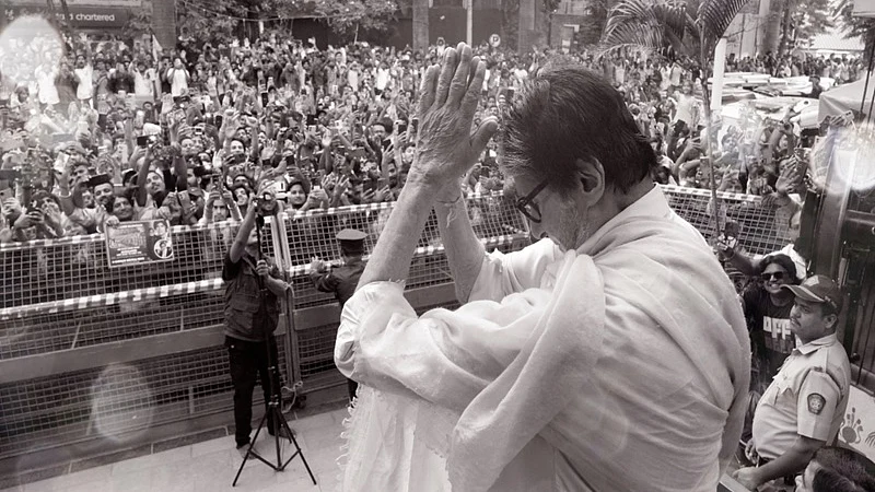 अमिताभ बच्चन ने जलसा गेट पर इंतजार कर रहे ईएफ फैमिली से मांगी माफी, कहा- जल्द मिलेंगे