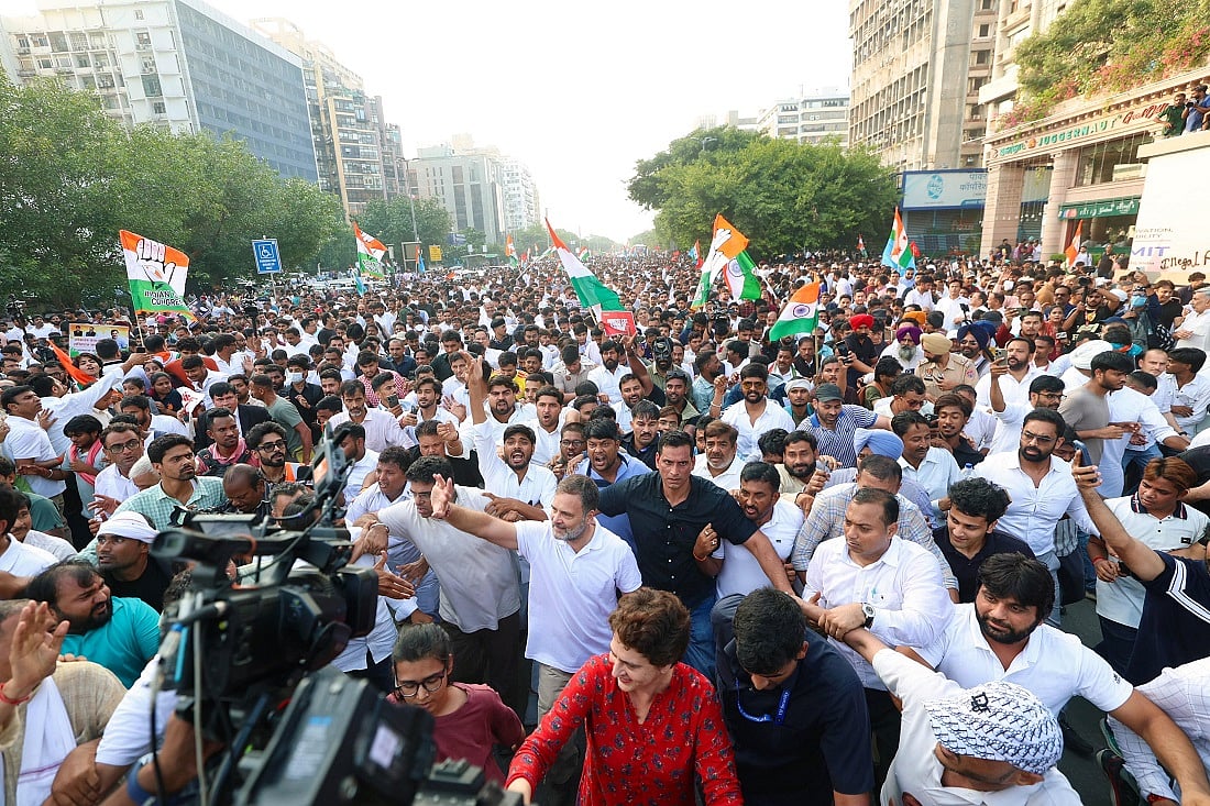 राहुल गांधी के नेतृत्व में मार्च करते हुए सुप्रीम कोर्ट पहुंचे विपक्षी नेता, याचिका दायर कर SIR पर रोक की मांग की