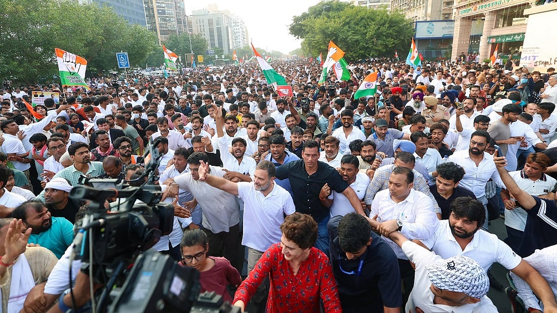 राहुल गांधी के नेतृत्व में मार्च करते हुए सुप्रीम कोर्ट पहुंचे विपक्षी नेता, याचिका दायर कर SIR पर रोक की मांग की