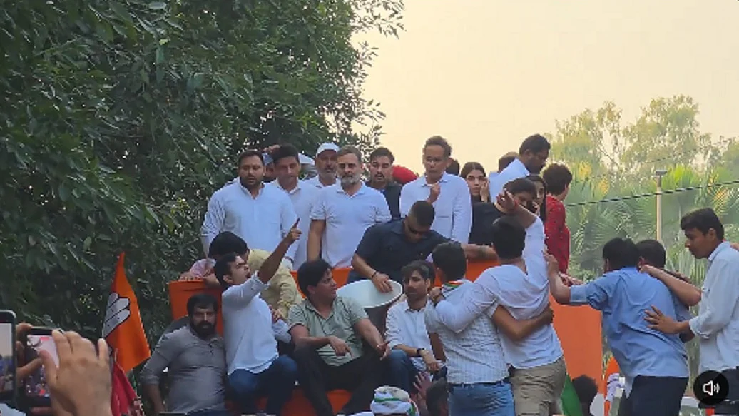 वोट चोरी के खिलाफ विपक्ष का हल्लाबोल, राहुल गांधी के नेतृत्व में 'इंडिया' ने दिल्ली की सड़कों पर किया मार्च