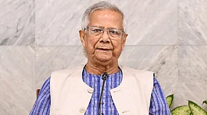 न्यूयॉर्क एयरपोर्ट पर नाराज बांग्लादेशी प्रवासियों ने मुहम्मद यूनुस को घेरा, बोले- आतंकवादी हो, यहां क्यों आए'