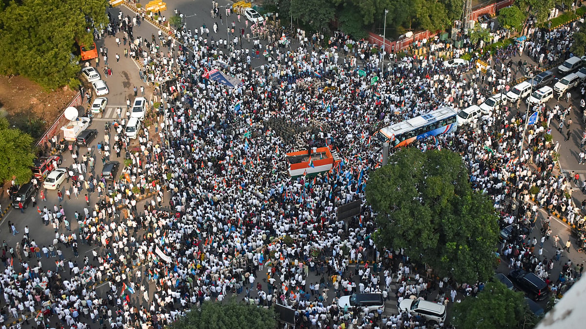 सोमवार को दिल्ली में विपक्ष ने सुप्रीम कोर्ट तक मार्च निकाला। इस मार्च में हजारों की संख्या में लोगों ने हिस्सा लिया। दिल्ली के बाराखंबा रोड से शुरु हुआ मार्च, जोकि जंतर-मंतर से महज कुछ ही दूरी पर है। (Getty Images)