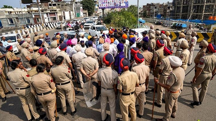 कई रास्ते बंद थे और पुलिस को वैकल्पिक रास्तों से ट्रैफिक पास कराना पड़ा (फोटो - पीटीआई)