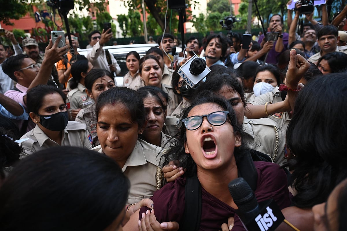 बड़ी खबर LIVE: नेहा और दीपके दोनों कहां हैं? पुलिस नहीं दे रही कोई जवाब, नेहा की आखिरी लोकेशन एंटी नारकोटिक्स ब्यूरो की थी