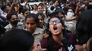 बड़ी खबर LIVE: नेहा और दीपके दोनों कहां हैं? पुलिस नहीं दे रही कोई जवाब, नेहा की आखिरी लोकेशन एंटी नारकोटिक्स ब्यूरो की थी