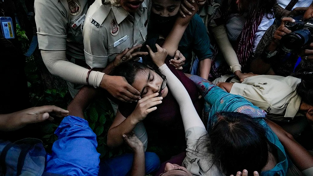 दिल्लीः ‘लहरा दो तिरंगा’ प्रदर्शन पर पुलिस का पहरा, शामिल होने जा रहे दीपके और नेहा समेत कई हिरासत में लिए गए
