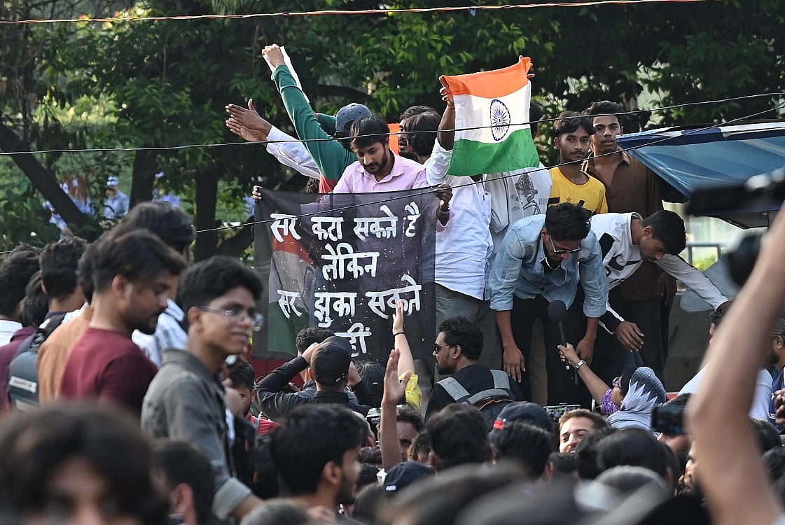 भारत की जनता को स्वाभाविक तौर पर गुलामी पसंद, इसीलिए सत्ता के हाथों लगातार कुचले जाने के बाद भी खामोश