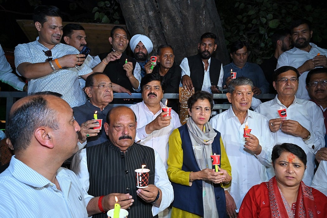 अंकिता हत्याकांडः उत्तराखंड कांग्रेस ने निकाला कैंडल मार्च, दुष्यंत गौतम की नियुक्ति रद्द करने की मांग की