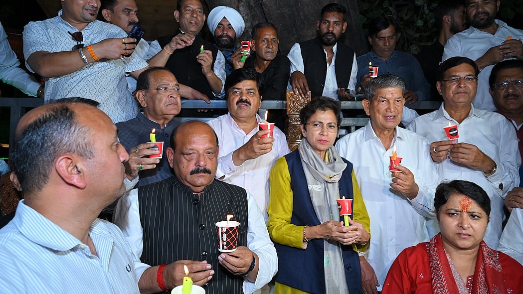 अंकिता हत्याकांडः उत्तराखंड कांग्रेस ने निकाला कैंडल मार्च, दुष्यंत गौतम की नियुक्ति रद्द करने की मांग की
