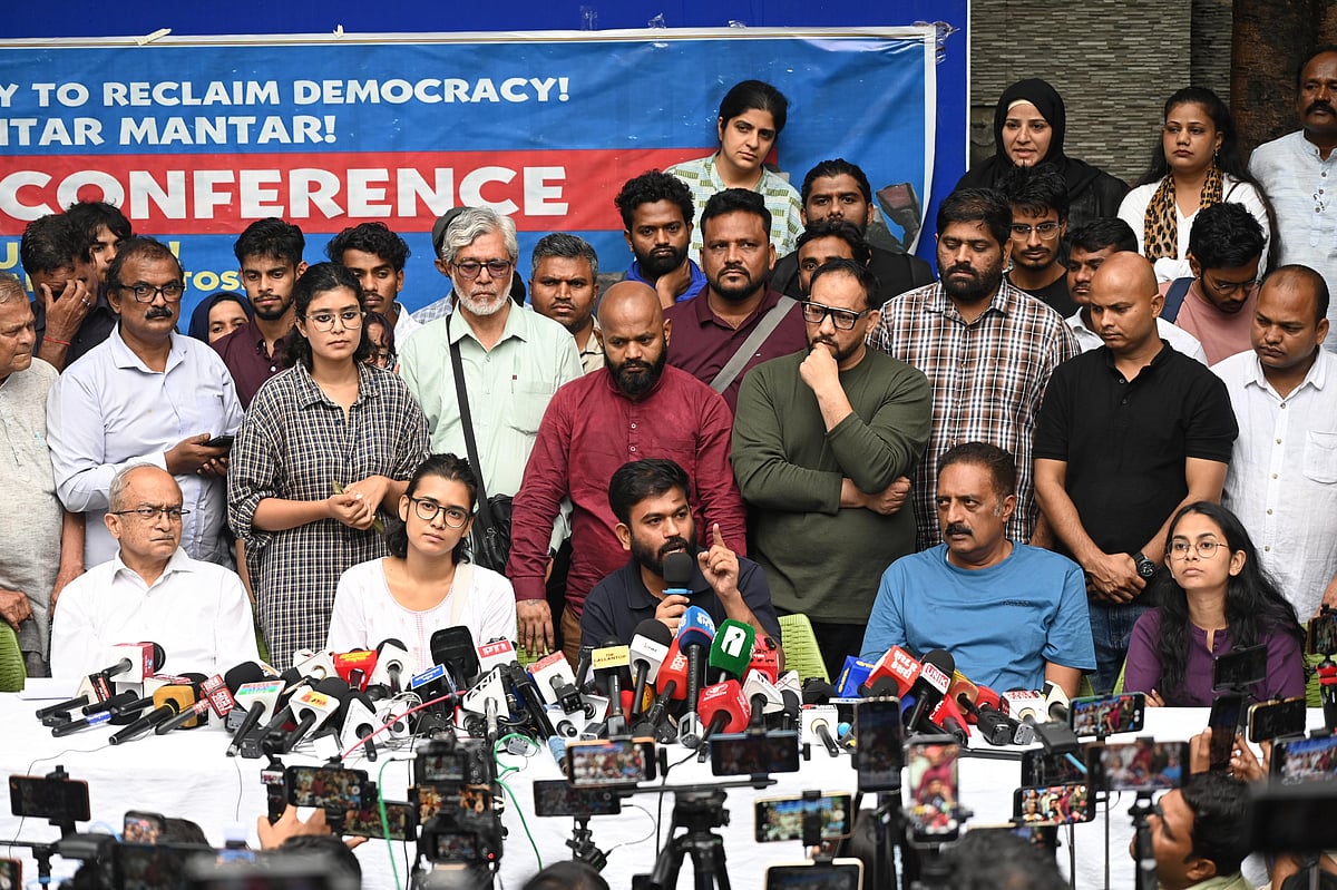 बड़ी खबर LIVE: अभिजीत दिपके गिरफ्तार, 12 बजे कोर्ट में पेशी, नेहा बोरा आधी रात हिरासत से छूटीं   