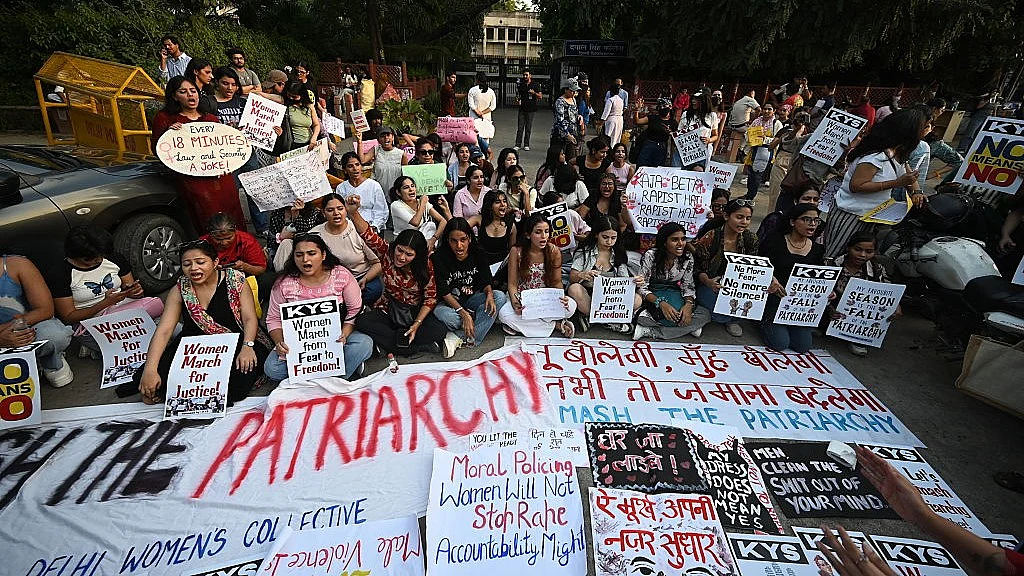 दिल्ली की सड़कों पर स्त्री शक्ति का असाधारण सैलाब